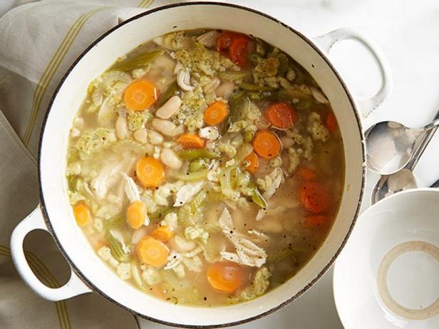 Wie man Hühnersuppe mit Klößen und Quinoa zubereitet