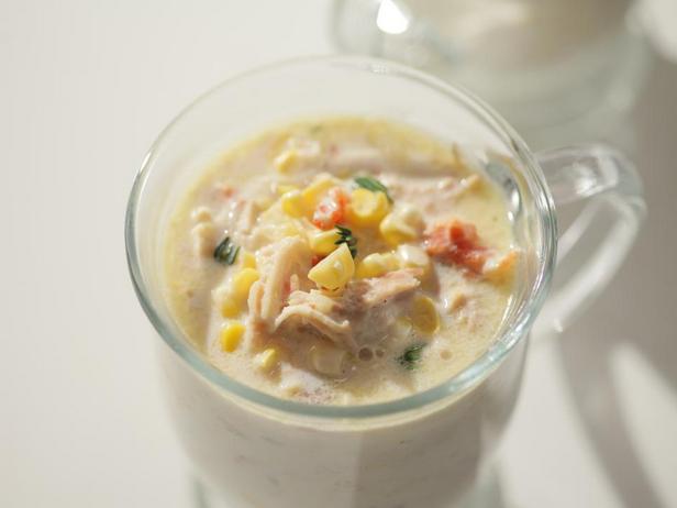 شوربة الدجاج والذرة البيضاء