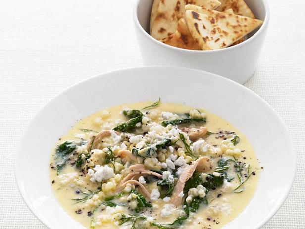 شوربة دجاج مع معكرونة صغيرة وسبانخ