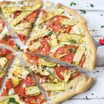 Pizza mit Zucchini, Ricotta und Zitrone