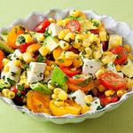 Salat mit Mais, Tomaten und Avocado
