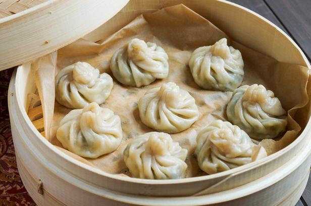 Wie man nepalesische Momo-Teigtaschen zubereitet