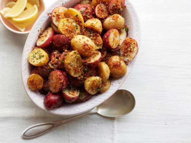In Semmelbröseln gebackene Kartoffeln mit Zitrone und Parmesan