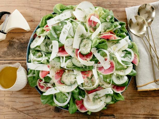 Frühlingssalat mit Äpfeln und Fenchel in Vinaigrette