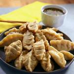 Chinesische Guotie-Teigtaschen mit Hühnchen und Dip-Sauce