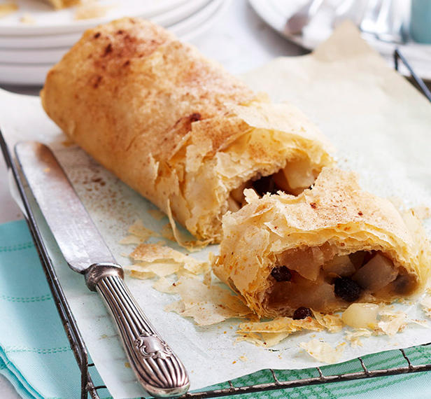 Wie man Apfelstrudel mit Pekannüssen und Rosinen zubereitet