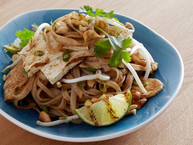 Pad Thai grillatulla kanalla ja tofulla