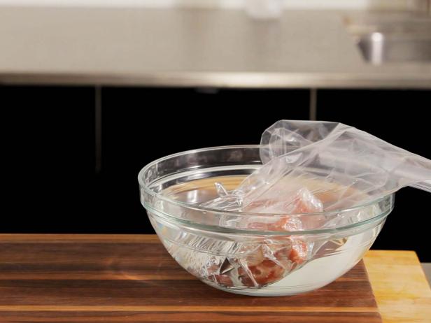 Wie man kocht – Wie man Fleisch auftaut: Schritt-für-Schritt-Anleitung