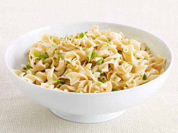 Wie man Eiernudeln in Buttersauce zubereitet