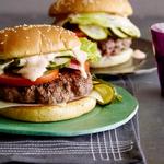 Burger mit Thousand-Island-Dressing und eingelegtem Gemüse