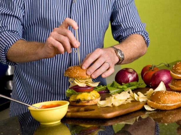 تشيز برجر مع بطاطس مقلية