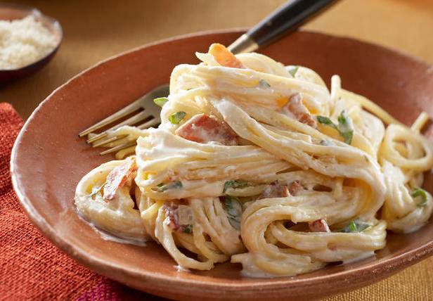 Wie man Spaghetti Carbonara zubereitet