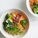 Schüssel mit Reis, Brokkoli, Speck und gekochtem Ei