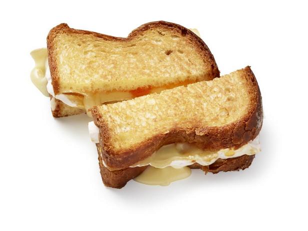 Toast mit Brie und Aprikosenmarmelade