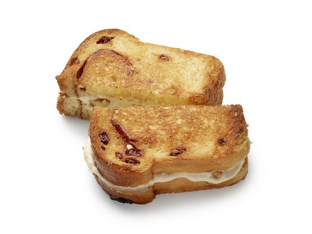 Käsetoast mit Rosinen und Walnüssen