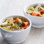 شوربة دجاج وأرز صحية مطبوخة ببطء