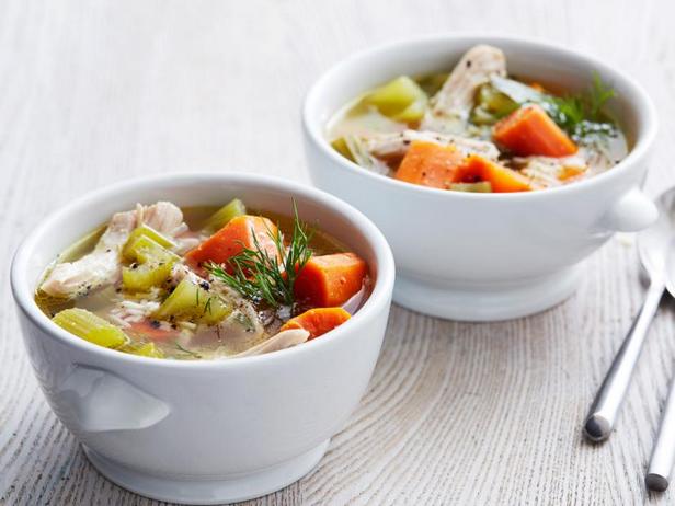 So bereiten Sie eine gesunde Hühner-Reis-Suppe aus dem Slow Cooker zu