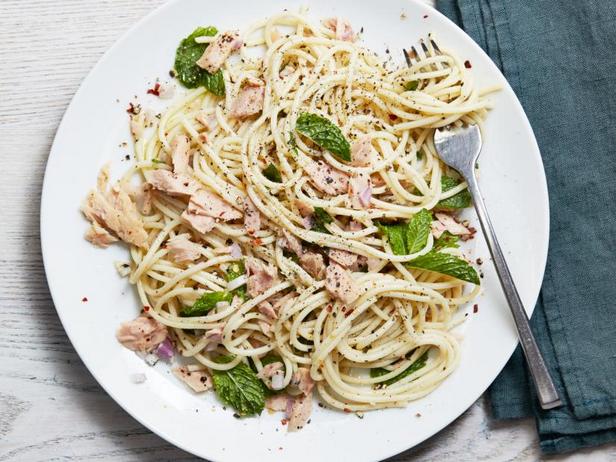 Wie man Spaghetti mit Thunfisch und Minze zubereitet