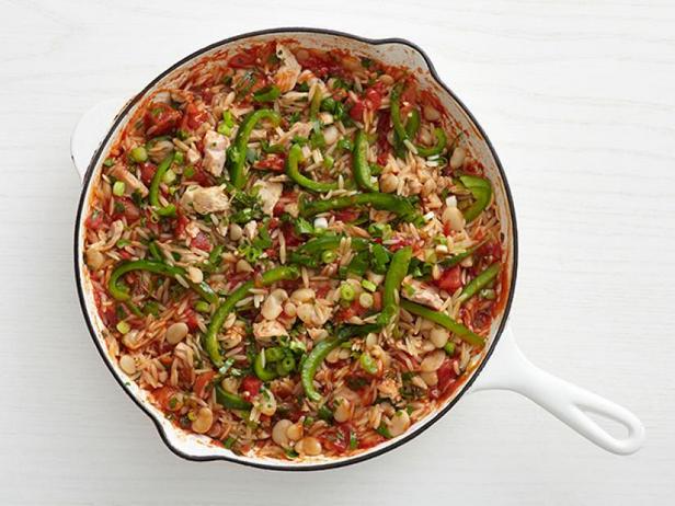 Wie man Orzo-Nudeln mit Thunfisch in der Pfanne zubereitet
