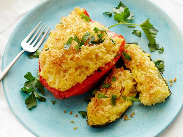 Mit Risotto gefüllte Paprika und Zucchini