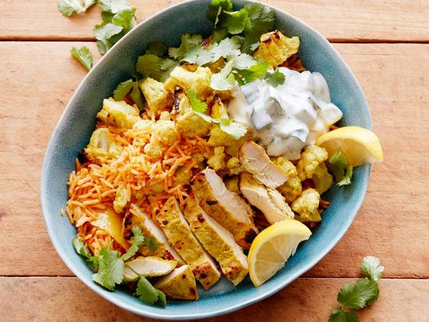 Reis-, Blumenkohl- und Tandoori-Hähnchen-Bowl