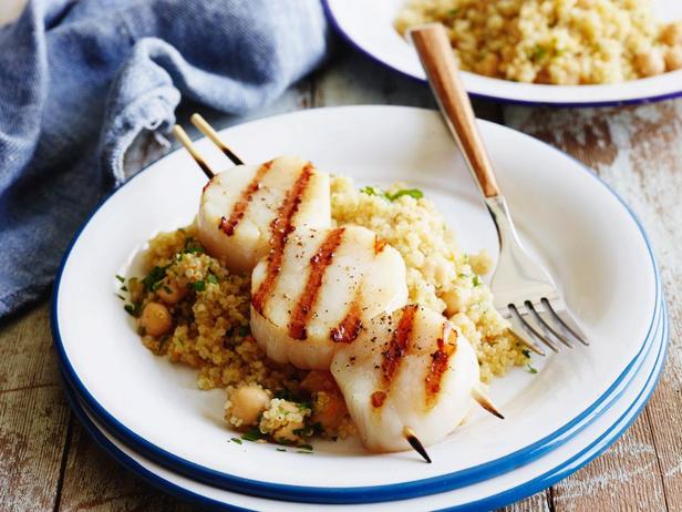 Gegrillte Jakobsmuscheln mit Orangen-Quinoa