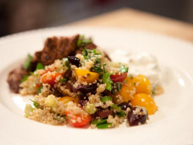Griechischer Horiatiki-Salat mit Quinoa