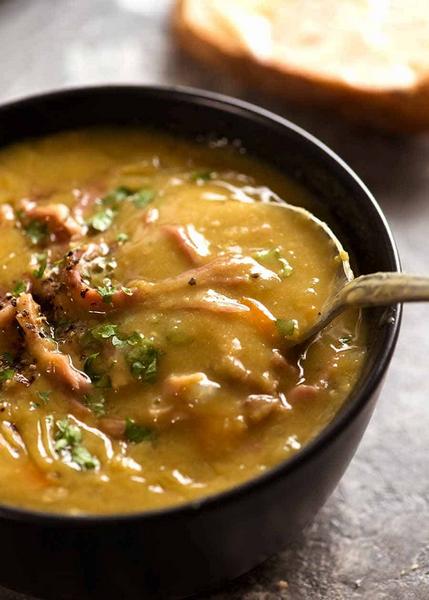 Wie man Erbsensuppe mit geräuchertem Schweinefleisch zubereitet