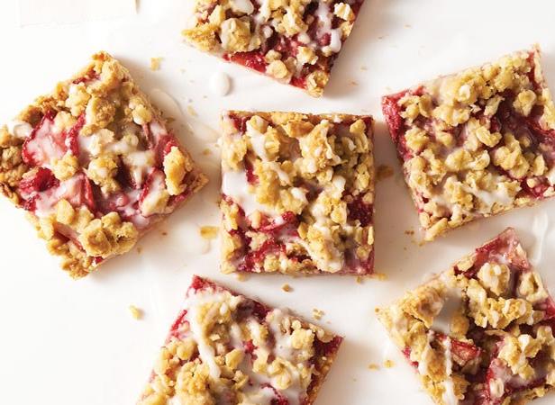 So macht man Erdbeer-Haferflockenriegel