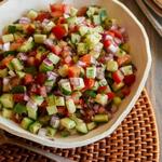 Salat aus frischen Tomaten und Gurken
