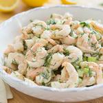 Salat mit Garnelen und Dill