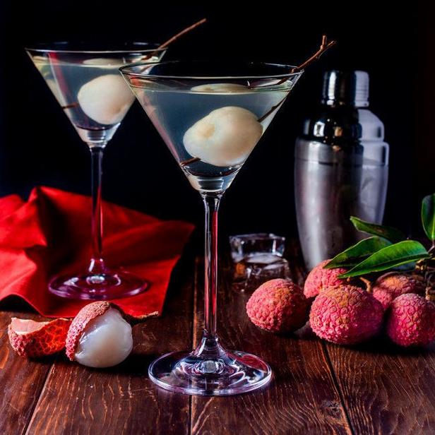 Wie man einen Litschi-Martini zubereitet