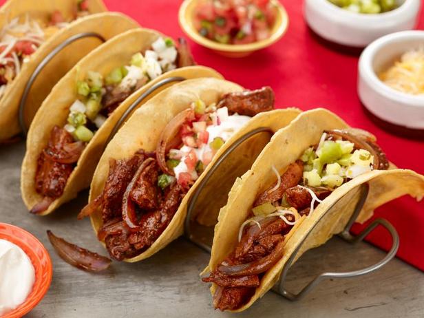 So bereiten Sie gegrillte Steak-Tacos in 15 Minuten zu