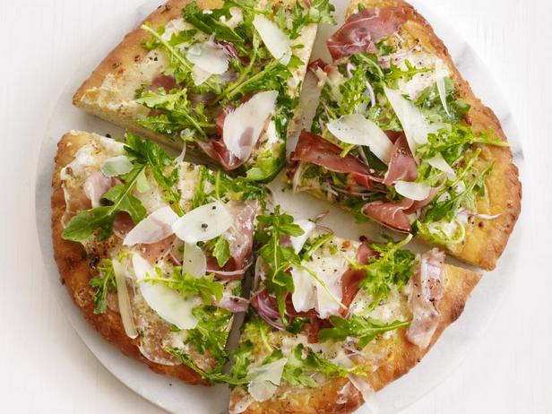 So bereiten Sie eine Rucola-Prosciutto-Pizza zu