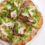 Pizza mit Rucola und Prosciutto