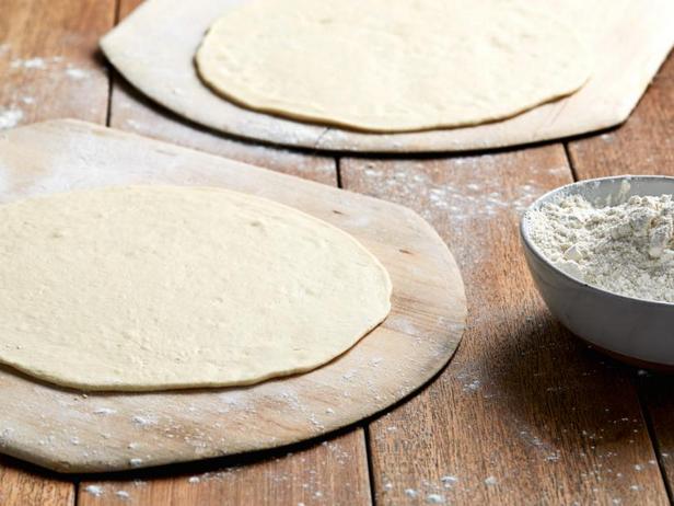 طريقة عمل عجينة البيتزا بمكونين