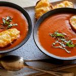 شوربة كريمة الطماطم السريعة مع قطع الخبز المحمص بالجبن