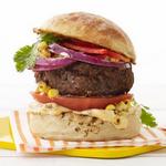 Burger mit Mais, Paprika und Tomaten