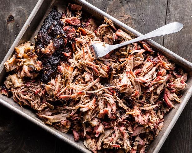 Wie man Pulled Pork im Smoker zubereitet