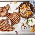 Gegrilltes Schweinefleisch mit Succotash-Salat in 25 Minuten