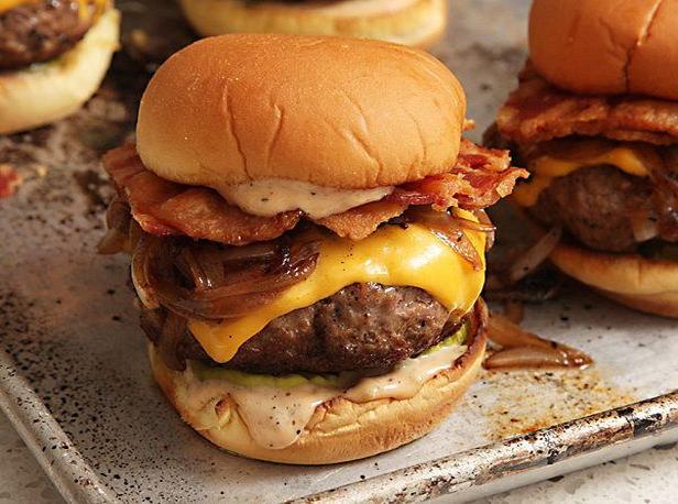So gelingen perfekte Bacon-Cheeseburger