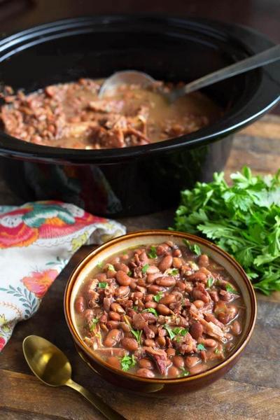 So kocht man Bohnen mit Fleisch aus dem Slow Cooker