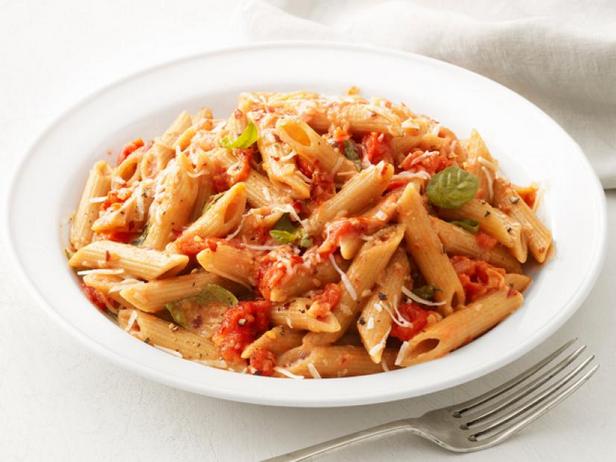 Wie man Penne-Nudeln in Wodka-Sauce zubereitet
