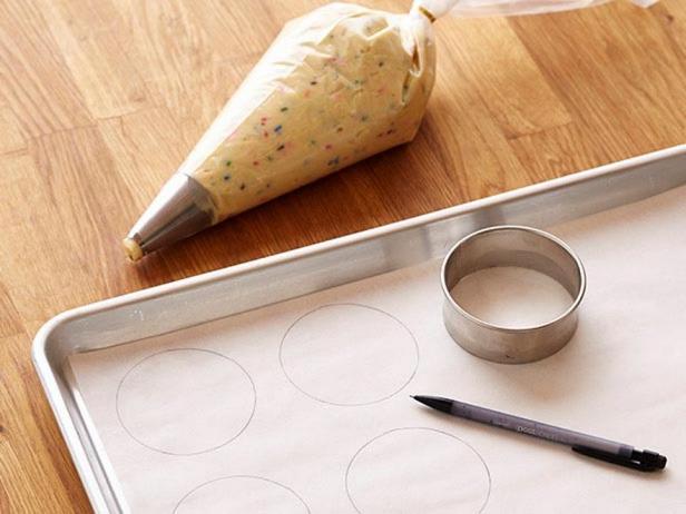 Zeichne Kreise auf Pergamentpapier