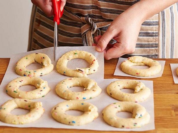 Schneide das Papier um die Donuts herum aus.