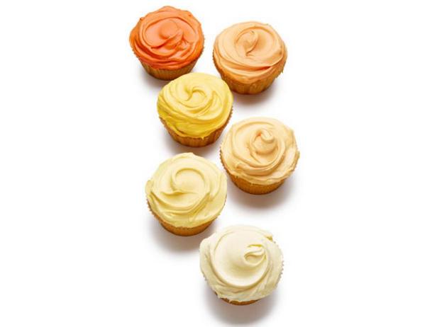 Wie man Vanille-Cupcakes mit Zuckerguss zubereitet
