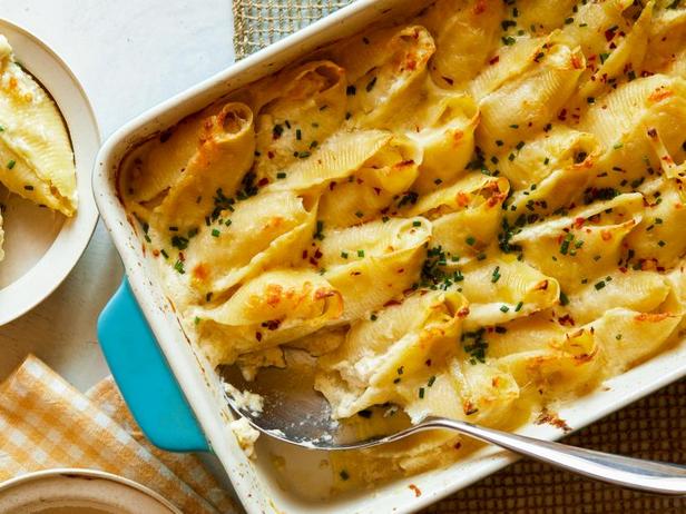 Wie man gefüllte Muschelnudeln mit Hähnchen-Alfredo-Soße zubereitet