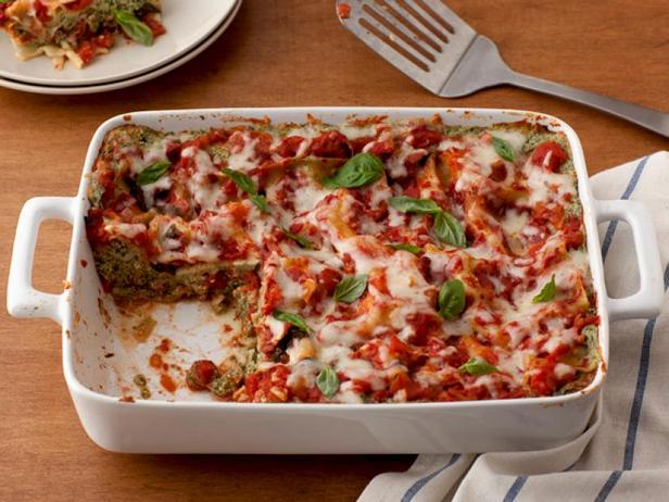 Wie man Lasagne mit Putenwurst zubereitet