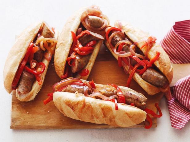 Würstchen mit Paprika und Zwiebeln