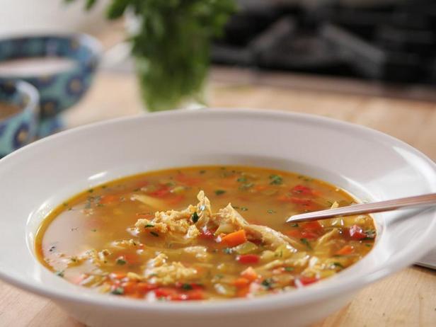 Wie man Hühnersuppe mit Reis zubereitet